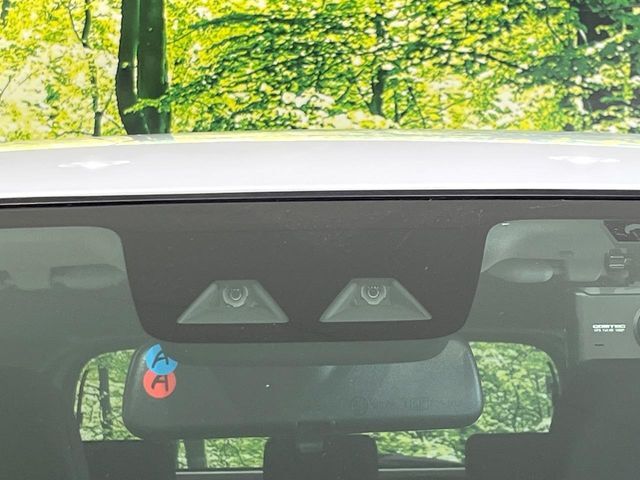 【スマートアシスト】走行中に前方の車両等を認識し、衝突しそうな時は警報とブレーキで衝突回避と被害軽減をアシスト。より安全にドライブをお楽しみいただけます。