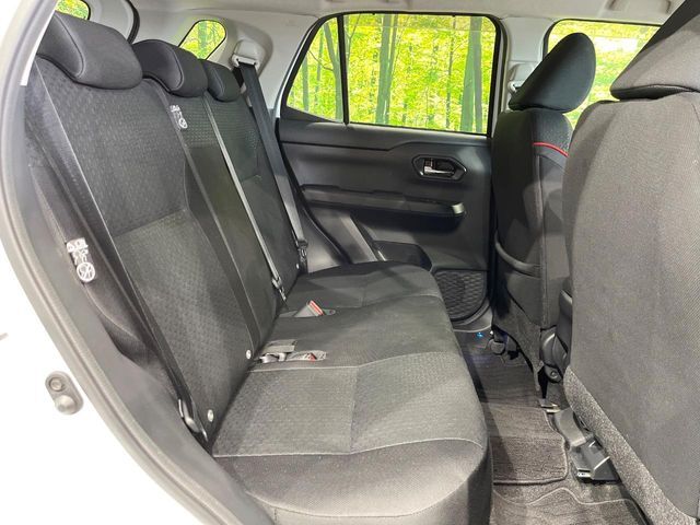 後部座席も気になるようなキズ・汚れやへたり等、大きなダメージはなく、良好な状態です。