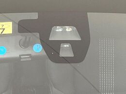 【シティブレーキアクティブシステム】低速走行中に前方の車両等を認識し、衝突しそうな時は警報とブレーキで衝突回避と被害軽減をアシスト。より安全にドライブをお楽しみいただけます。