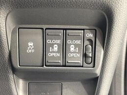 【両側パワースライドドア】スマートキーや運転席のスイッチで後席両側スライドドアの開閉が可能♪電動だから力を入れてドアを開ける必要が無く、小さなお子様でも簡単に開け閉めでき快適です♪