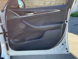 マットブラックにホワイトのLIBERALAのロゴの建物と看板が目印です。