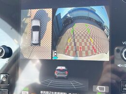 【デジタルマルチビューモニター】車のフロントやサイドのカメラ画像を同時にモニター表示することで、悪路や狭い道を走行時でも周囲の状況確認ができ安心！本格SUVにうれしい装備です♪