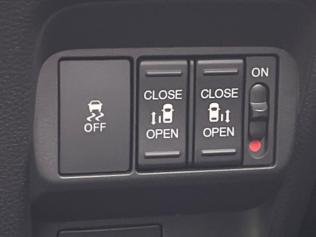 【両側パワースライドドア】スマートキーや運転席のスイッチで後席両側スライドドアの開閉が可能♪電動だから力を入れてドアを開ける必要が無く、小さなお子様でも簡単に開け閉めでき快適です♪