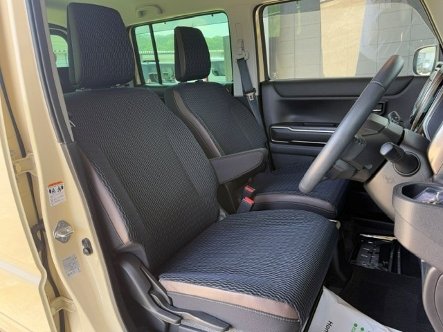 【フロントシート】シートデザインは、ブラウンのレザー調とブルーのファブリックデザインとなっております！運転席側にはアームレストが装備されています☆