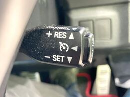 【クルーズコントロール】高速道路もラクラク走行。アクセルを離しても一定速度で走行ができ、長距離運転時の負担を軽減！加速・減速も簡単なスイッチ操作で調整できます。