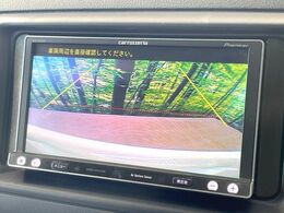 【バックカメラ】駐車時に後方がリアルタイム映像で確認できます。大型商業施設や立体駐車場での駐車時や、夜間のバック時に大活躍！運転スキルに関わらず、今や必須となった装備のひとつです！