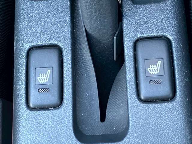 【シートヒーター】シートヒーターはエアコンよりも温まるのが早いので冬場の運転には必須ですね♪