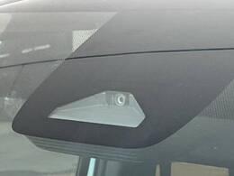 【トヨタセーフティセンス】走行中に前方の車両等を認識し、衝突しそうな時は警報とブレーキで衝突回避と被害軽減をアシスト。より安全にドライブをお楽しみいただけます。
