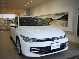 飽きのこないデザインでありながら、美しさと機能に磨きをかけた新型ゴルフ。日本ではブランド初採用となるイルミネーション付きエンブレムがその存在感を際立たせます。