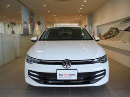 フォルクスワーゲンの塗装にはこだわりがあります。エナメル質の光沢をもつ塗装の秘訣は、時間をかけた塗装工程によるものです。ボディ全体に施される下地工程や塗装作業は実に6工程にも及びます。