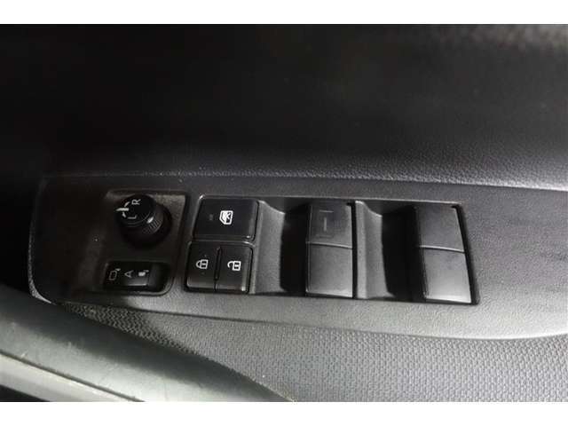 オールオートですので運転席からどの席の窓でも全閉全開が簡単に出来ますよ。
