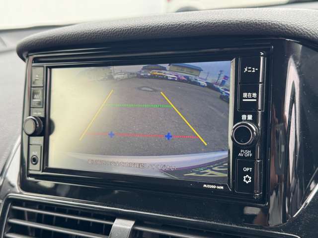 【バックカメラ】駐車時に後方がリアルタイム映像で確認できます。大型商業施設や立体駐車場での駐車時や、夜間のバック時に大活躍！運転スキルに関わらず、今や必須となった装備のひとつです！