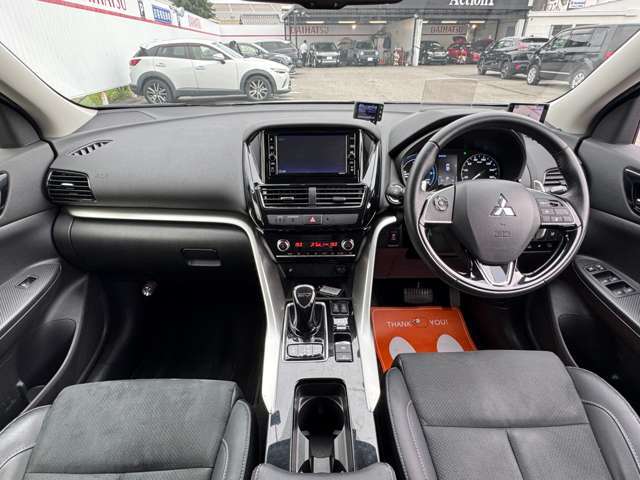 【室内】コックピット。車内もキレイで嫌な臭いもありません！ご納車後の臭いが付きにくくなる「空気触媒コーティング」もあります。