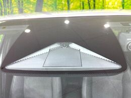 【ホンダセンシング】走行中に前方の車両等を認識し、衝突しそうな時は警報とブレーキで衝突回避と被害軽減をアシスト。より安全にドライブをお楽しみいただけます。