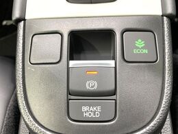 【オートブレーキホールド】信号待ちや渋滞で停車時にブレーキから足を離しても、停止状態を保持してくれます。前進するときはアクセルを踏めば自動で解除されるので安心♪街乗り運転が楽になります♪
