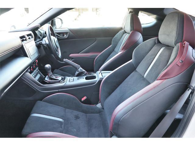 しっかりホールドのスポーティなフロントシート☆