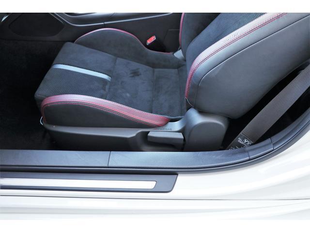 助手席にも手動式シートリフターが装備されています。