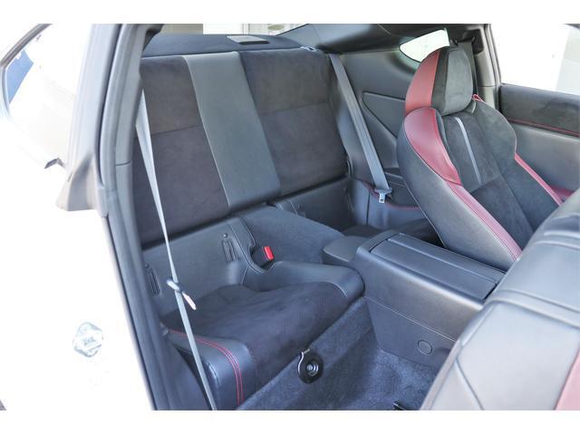 リヤシートは2名乗車の定員4名です