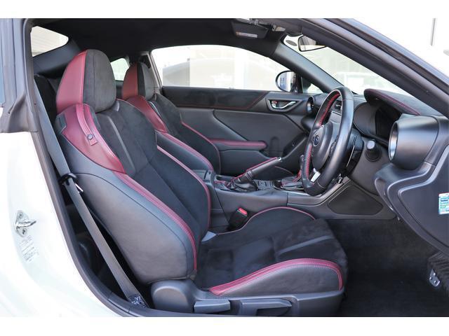 しっかりホールドのスポーティなフロントシート☆