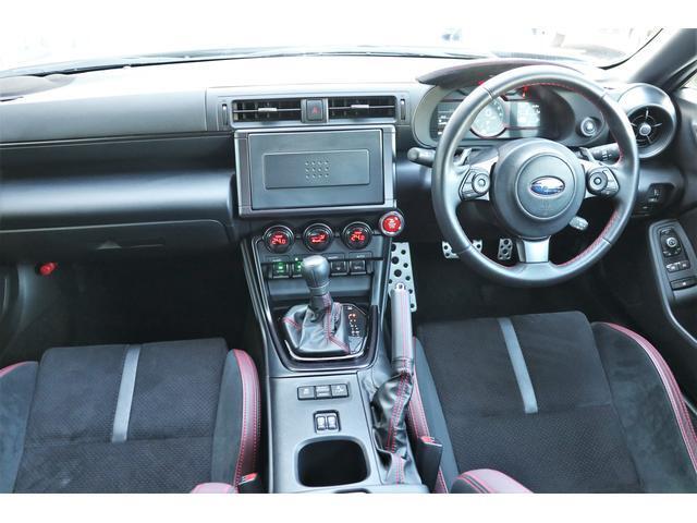 ブラック基調の室内、スポーツカーの洗練された操作系や優れた視認性のメーター とても心地よい空間