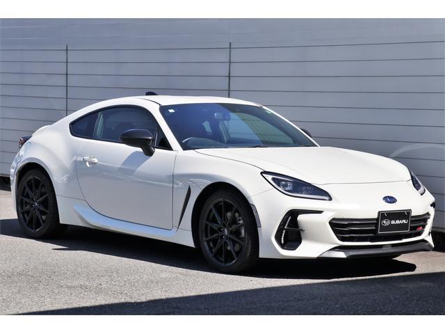 ヘッドライトは高光度のLED、ステアリング操作に連動してヘッドライトの向きを変え、進行方向を照らしてくれます。