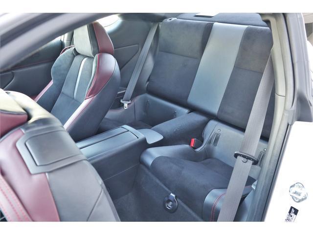 リヤシートは2名乗車の定員4名です