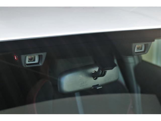 アイサイトはステレオカメラによる認識と制御によって、クルマや歩行者、白線などを識別、カラー画像によるブレーキランプの認識など、あらゆるシーンでより高度な運転支援を実現しています。