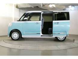 両側パワースライドドア付きだから、狭い駐車スペースなどでの 乗り降りラクラク！小さなお子さまのいるご家庭には嬉しい装備。