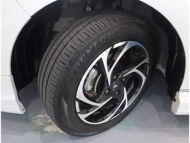 社外アルミホイール。タイヤサイズは185/60R15です。