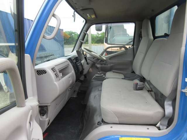 運転席シートに若干のヘタリ汚れがあり、助手席には焦げ穴、汚れがあります。