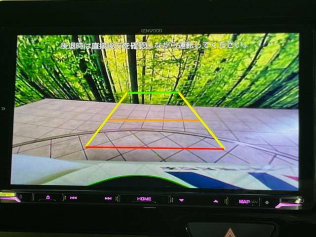 【バックカメラ】駐車時に後方がリアルタイム映像で確認できます。大型商業施設や立体駐車場での駐車時や、夜間のバック時に大活躍！運転スキルに関わらず、今や必須となった装備のひとつです！