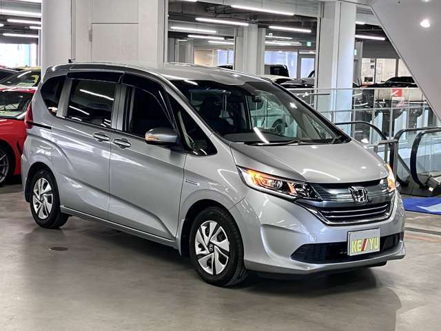 雨が降ってもゆったりと車選びができる全天候型立体展示場！エスカレーター完備！