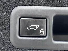 【電動リアゲート】ボタンひとつで大きなゲートも簡単に開閉可能です。高級車ならではの装備は嬉しいですね。