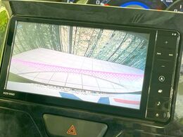 【バックカメラ】駐車時に後方がリアルタイム映像で確認できます。大型商業施設や立体駐車場での駐車時や、夜間のバック時に大活躍！運転スキルに関わらず、今や必須となった装備のひとつです！