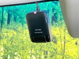 【ドライブレコーダー】安心・安全なカーライフに必須のドライブレコーダーを装備！走行中はもちろん、あおり運転や事故に遭遇した際の状況も映像で記録し、万一のリスクに備えます。