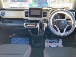 インパネ回りです。インパネシフト採用で足元空間が広々しています。広々とした空間は運転の疲れを軽減します♪