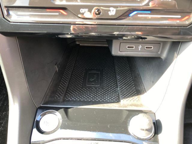 運転席中心部にタイプCのUSBソケットを2つ装備。スマートフォンの充電やApp Connectの通信が手軽に行えます。さらにワイヤレスチャージング機能も備えています。