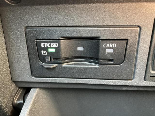 ETCユニットはグローブボックスの中に装着されています。こちらの車両はDSRC(ETC 2.0)に対応していますので、渋滞情報などリアルタイムでナビに反映されます。