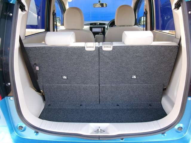 トランクスペース、ちょっとしたお買い物の荷物やレジャー用品が積めます。