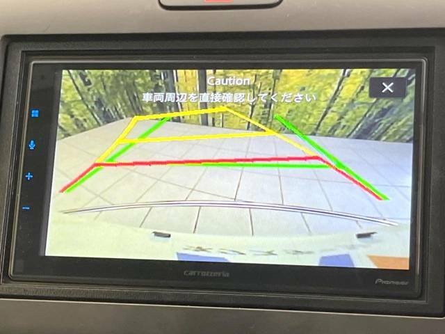 【バックカメラ】駐車時に後方がリアルタイム映像で確認できます。大型商業施設や立体駐車場での駐車時や、夜間のバック時に大活躍！運転スキルに関わらず、今や必須となった装備のひとつです！