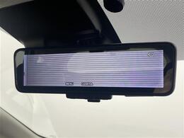 【デジタルインナーミラー】車両後方カメラの映像をミラーに映すことが出来ます。 そのため、後席に人や荷物があって後方が見えづらい場合でもしっかり視界を確保することが出来ます。