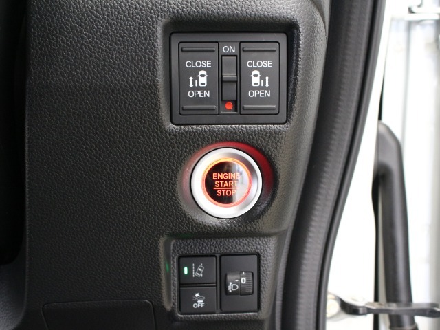 【両側電動スライド】スライドドアは両側電動スライドドアになっております。運転席からの開閉も出来、リモコンキーでも離れたところから開閉出来ますので大変便利な装備です。