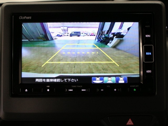 【バックカメラ】駐車時に後方がリアルタイム映像で確認できます。大型商業施設や立体駐車場での駐車時や、夜間のバック時に大活躍！運転スキルに関わらず、今や必須となった装備のひとつです！