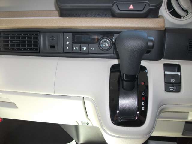 自動的に快適な車内環境を提供してくれるオートエアコン付です。