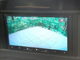 【バックカメラ】駐車時に後方がリアルタイム映像で確認できます。大型商業施設や立体駐車場での駐車時や、夜間のバック時に大活躍！運転スキルに関わらず、今や必須となった装備のひとつです！