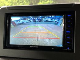 【バックカメラ】駐車時に後方がリアルタイム映像で確認できます。大型商業施設や立体駐車場での駐車時や、夜間のバック時に大活躍！運転スキルに関わらず、今や必須となった装備のひとつです！