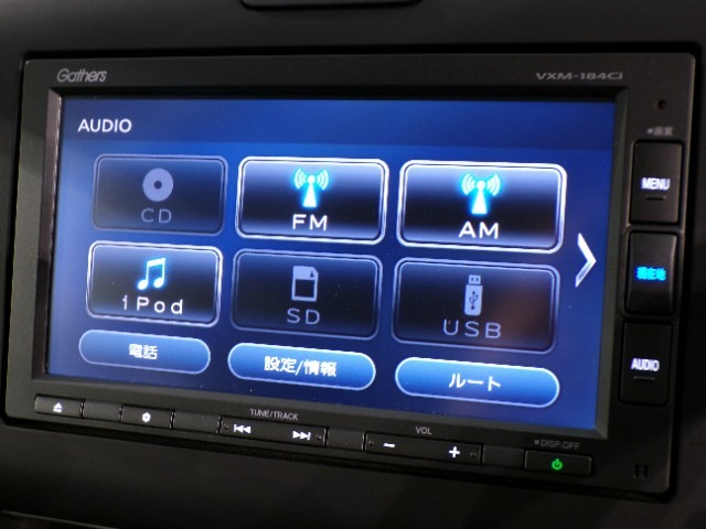 CD、DVD、Bluetooth、AM、FM、AUX、スマートフォン接続ができます。