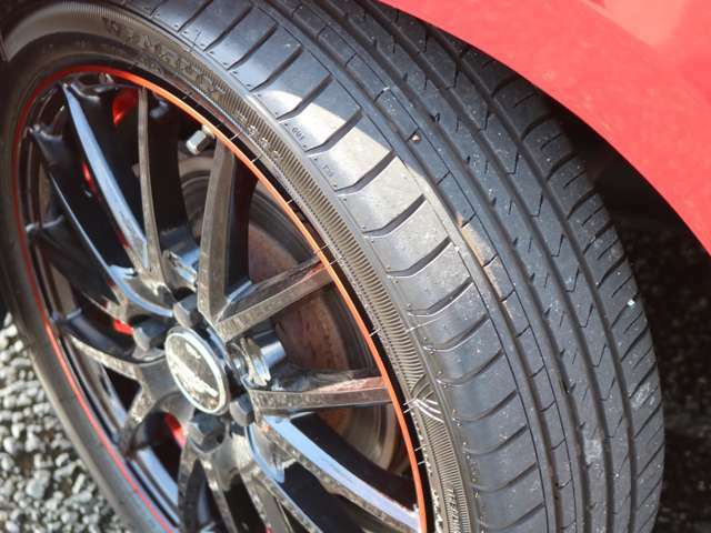ボディカラーに合わせた赤色がアクセントのブラックホイール！タイヤの溝9割残！