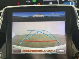 【バックモニター】後ろのカメラの映像がモニターに映し出されるので、後方の見えない死角や、障害物との距離感などもしっかり安全確認することができます！