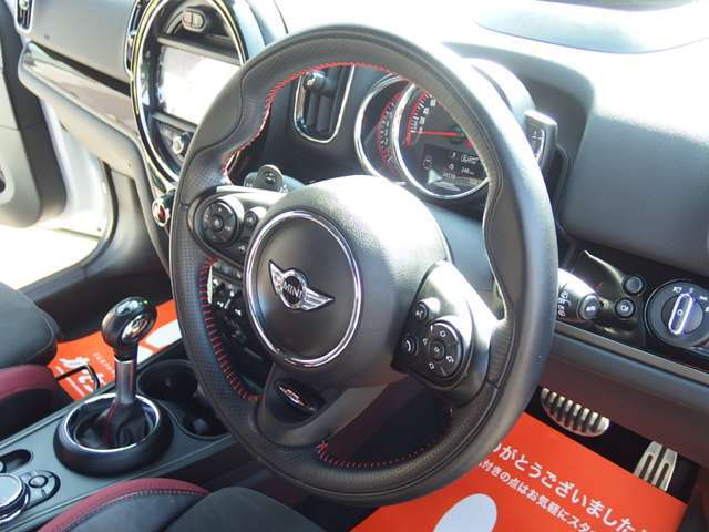 ステアリングもキレイですよ♪パドルシフト搭載♪